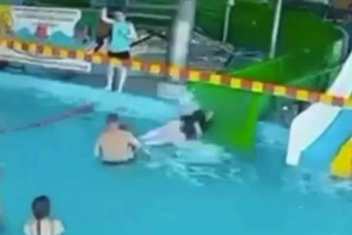 kaydiraktan firlayan kadinin carptigi kucuk cocugun karacigeri yirtildi GRhWZApj