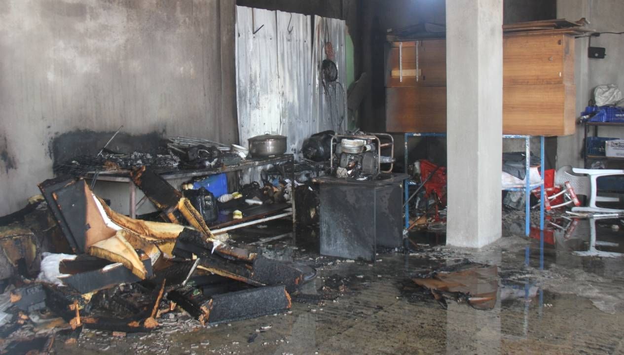 antalyada bir evin deposunda yangin WAU71UGc