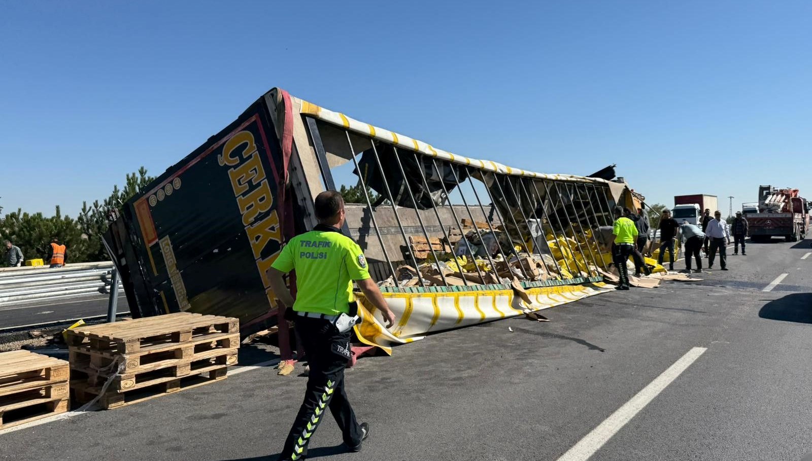 kontrolden cikan sivi yag yuklutir devrildi w3WgtA5l