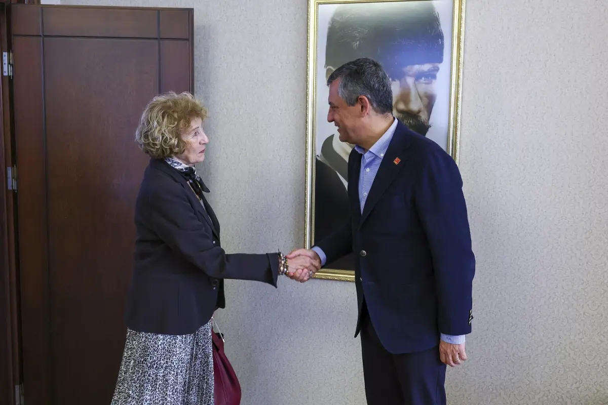 chp genel baskani ozgur ozel ayse kuline uyelik rozeti takti GlLnLsxD