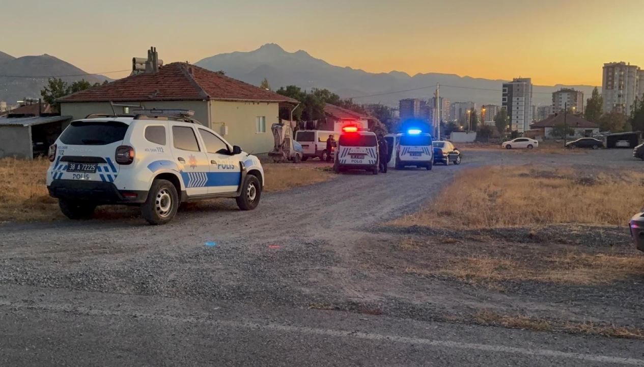 kar maskeli saldirganlar baba ve oglunu vurdu QQIy5fkM