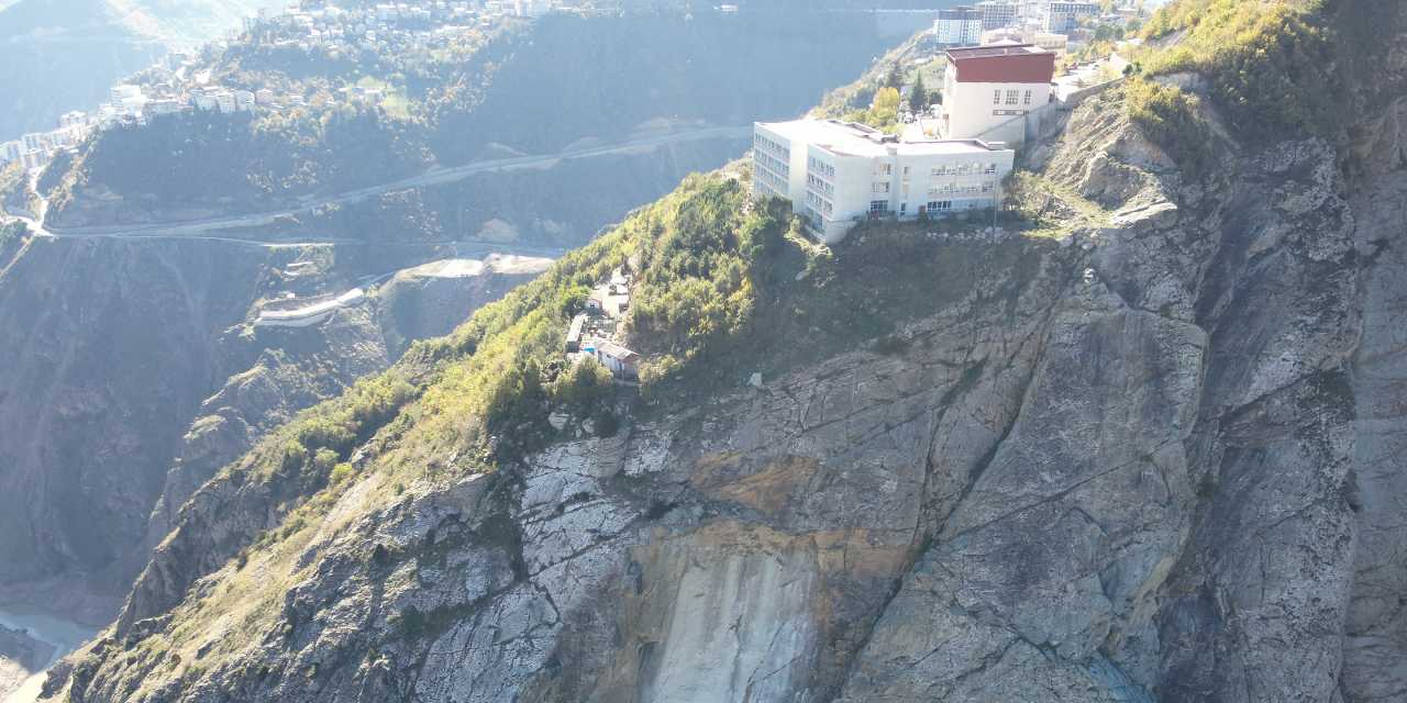 artvinde buyuk panik gurultunun nedeni belli oldu ogrenciler tahliye edildi Y87sagcq.jpg