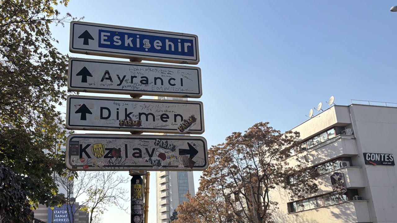 cankayada genclerin asilarak fotograf cektirdigi tabelaya koruma Ssd14Ov6.jpg