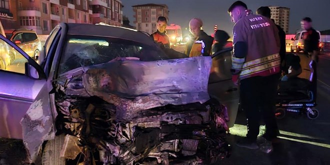 hatayda otomobil ile minibus carpisti cok sayida yarali var 2uzfyWAU.jpg