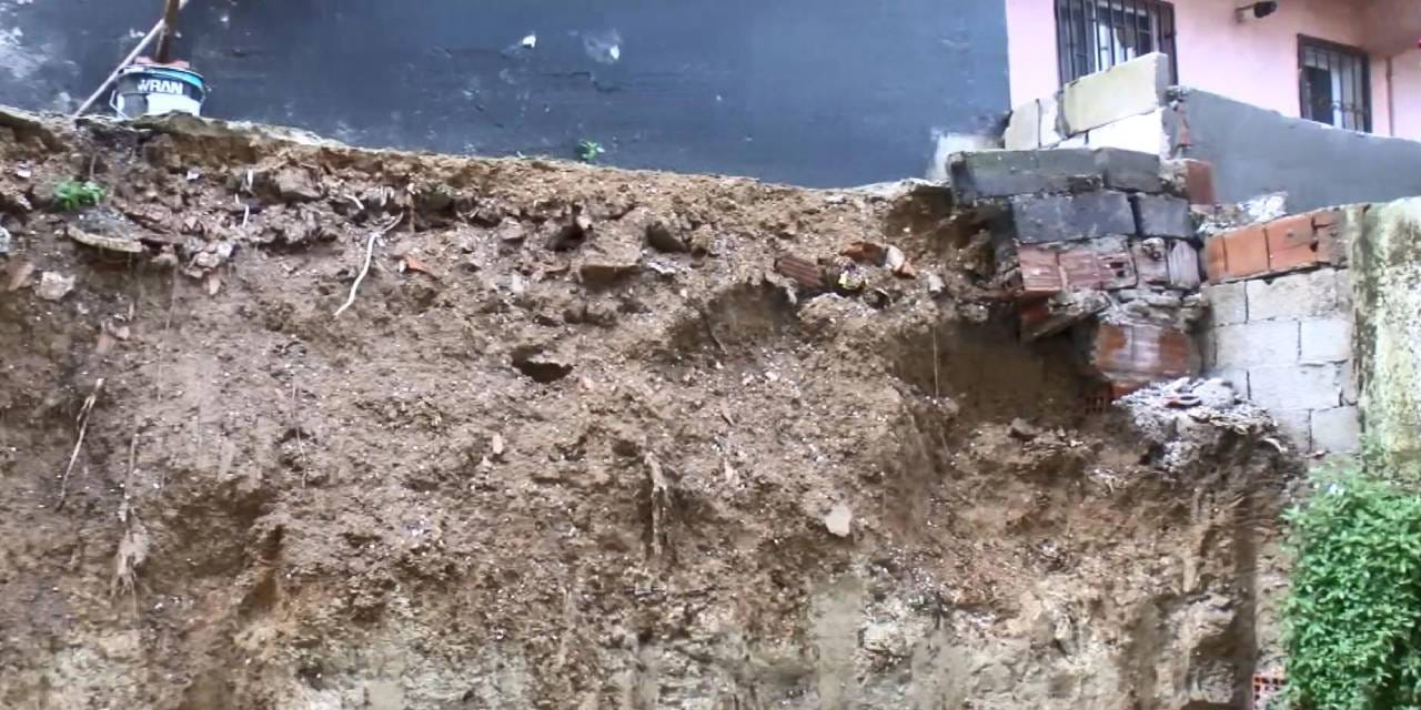 istinat duvari 4 katli binanin uzerine devrildi 2 bina tahliye edildi lsSZbIVe.jpg