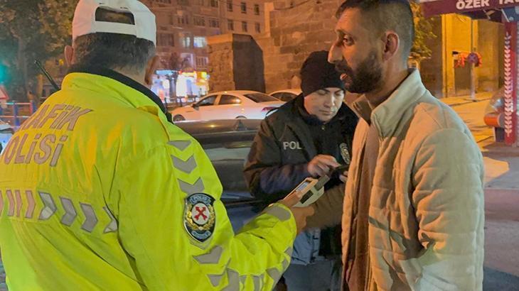 kayseride alkollu surucunun ilginc anlari ehliyet diye sosyal medyasini gosterdi KSIcvrHx.jpg