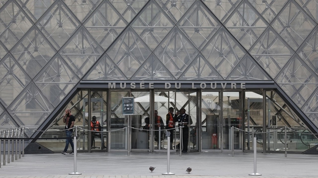 louvre muzesi soygununda skandal guvenlik sifresi louvre cikti KjVZ8131.jpg