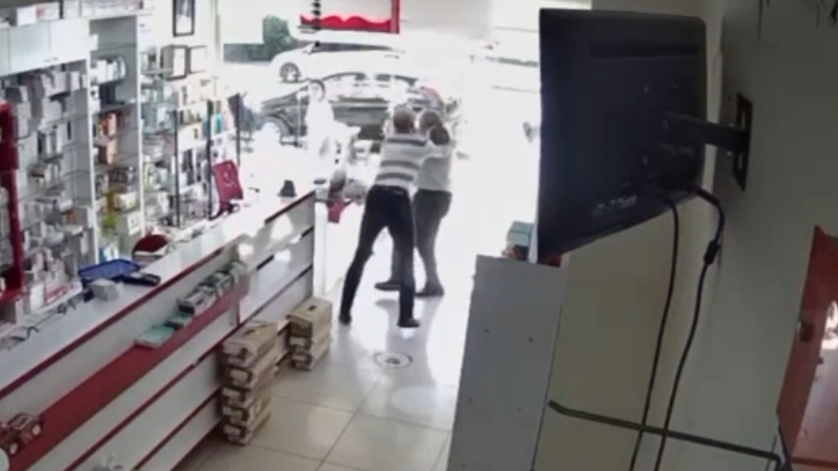 mersinde eczaci teknisyeni tartaklandi yeni goruntulerle gercek ortaya cikti E93mhILT.jpg