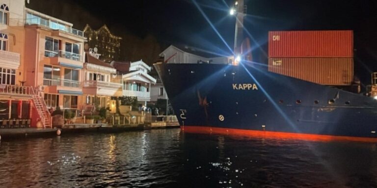 son-dakika-istanbul-bogazinda-gemi-karaya-oturdu-j9HJfIHB