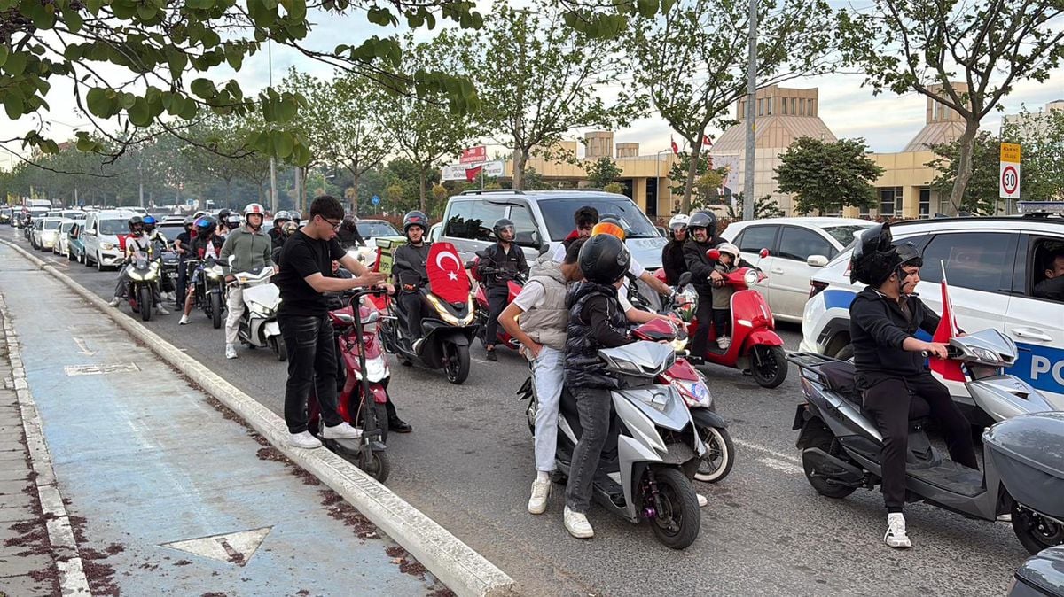 Çorlu’da Şehit Polisler Anısına Bayraklı Konvoy Düzenlendi